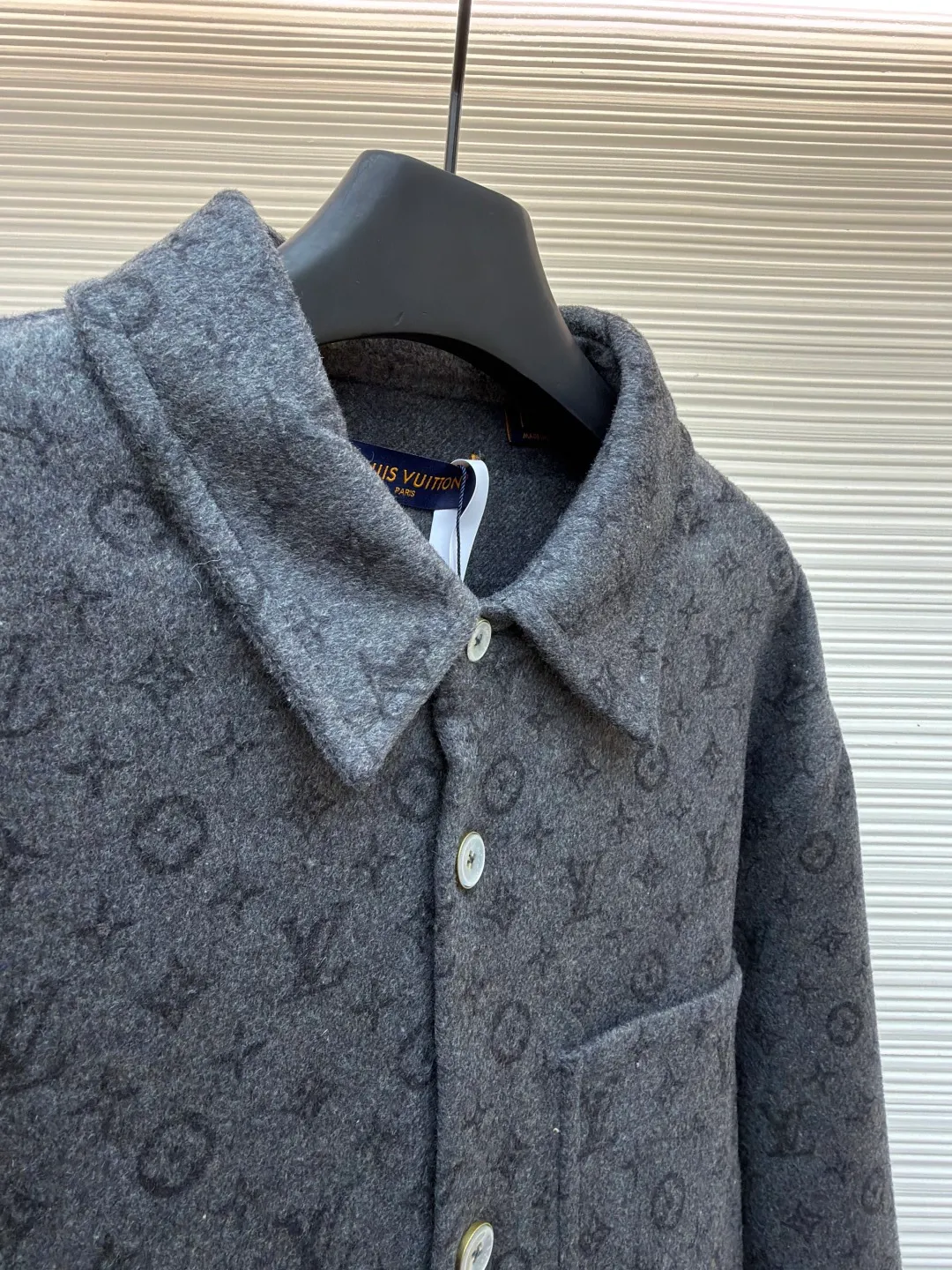 LOUIS VUITTON single-breasted jacket ●Original version: purchased and developed for 25500 ●Item number: 1682365-D50 ●Fabric: wool fabric ●Technology: made on positioning cutting machine ●Color: gray ●Version: fitted version ●Weight: about 1000 grams ●Size: 46-48-50-52 ●Description: This Louis Vuitton double-sided shirt-style single-breasted jacket is made of double-sided weaving technology. It selects high-density blended wool fabrics and is custom-woven and dyed to present classic old pattern dark patterns. It can be worn on both sides. One side has a dark gray presbyopic texture, and the other side has a solid matte texture. The fabric has been pre-shrunk and anti-pilling, making it soft to the touch and durable. The body of the garment adopts positioning cutting technology to accurately match the symmetry of the presbyopia pattern. The error of each piece is controlled within 0.2cm. The splicing joints are processed by manual overlocking technology, and the stitches are fine and smooth to avoid burr problems. The placket uses custom-made mother-of-pearl buttons, which are hand-polished and polished, with a warm texture. The shirt collar is three-dimensionally cut, with a built-in shaping interlining to ensure stiffness. The hem and cuffs are overlocked to enhance durability. The overall shape follows an ergonomic design, taking into account both wearing comfort and the brand's classic aesthetic details. The overall wiring is straight and delicate, the fabric is comfortable and soft, and the color is consistent without color difference. It can be matched with the same style to create a fashionable look and control various occasions. Customized accessories, complete with three standards, same style for men and women!
